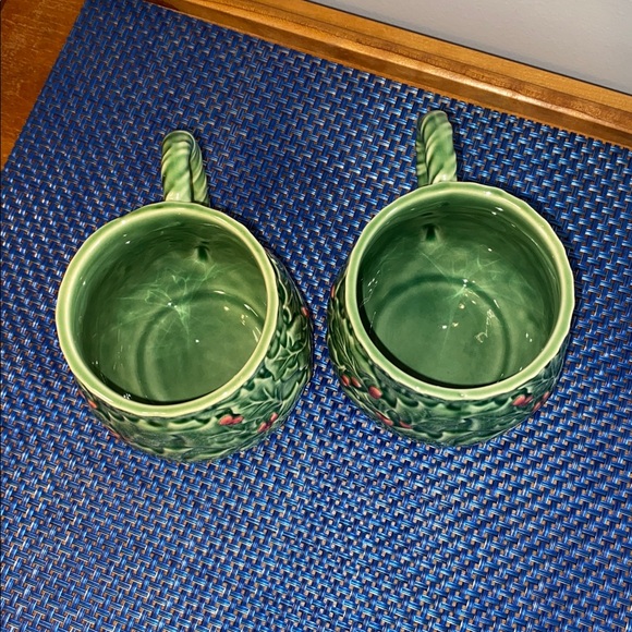 Bordallo Pinheiro Christmas Holly mugs, preowned, no chips - Picture 4 of 5